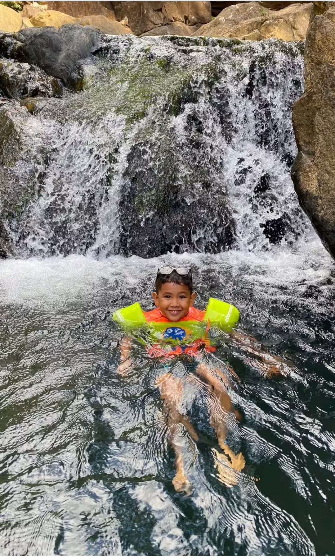 Niño nadando en cascada de Cerro Azul