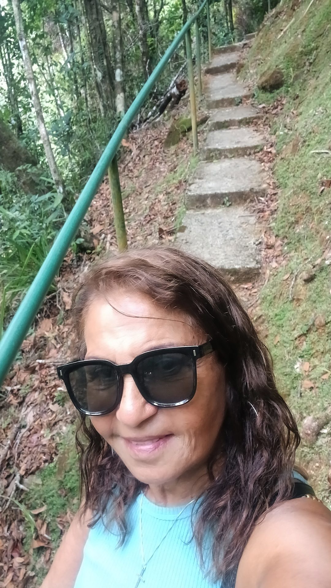Nikki, dueña de las cabañas, en sendero de Cerro Azul