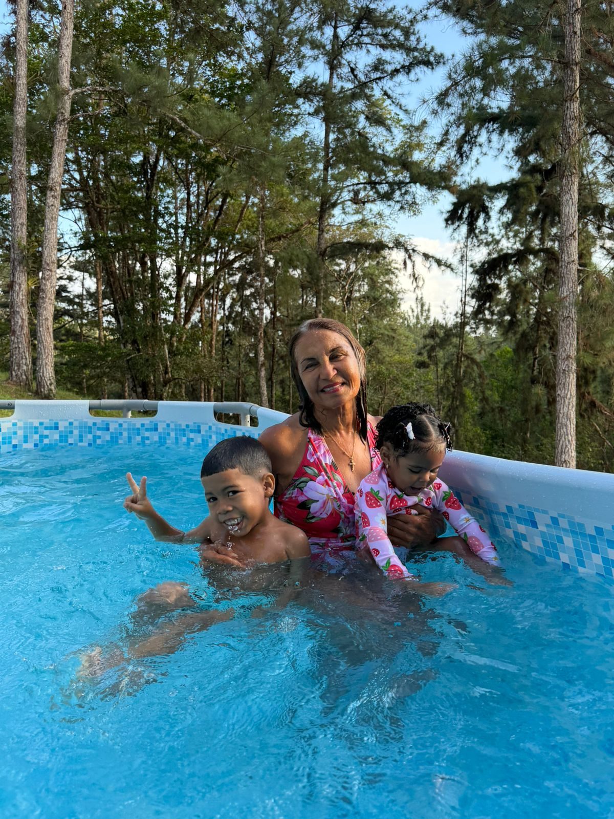 Piscina común de las cabañas con familia disfrutando
