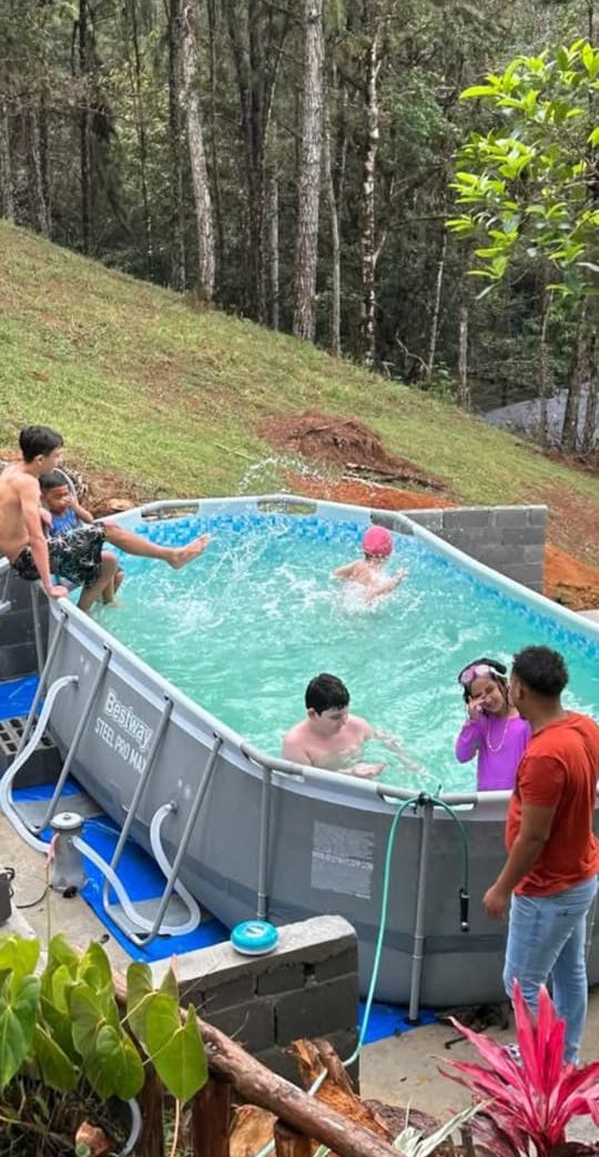 Niños jugando en la piscina de las cabañas