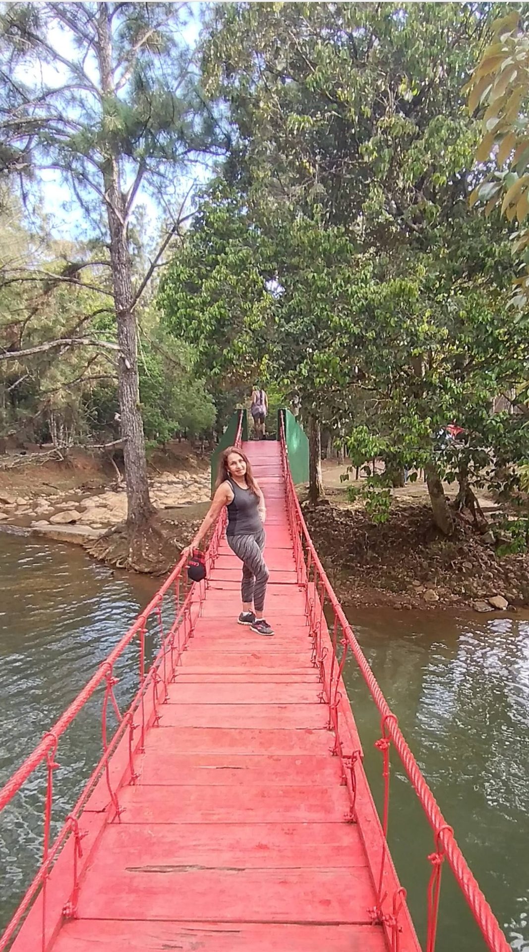 Puente colgante rojo en Cerro Azul
