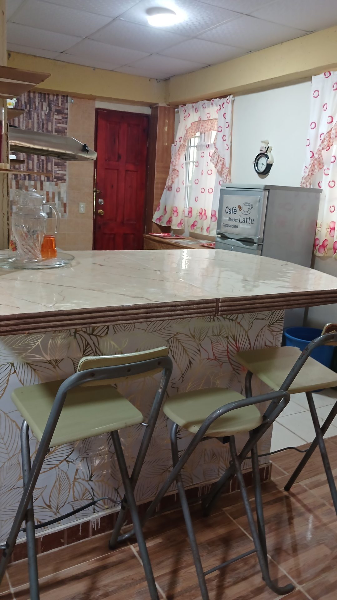 Cocina con isla en Cabaña El Tucán