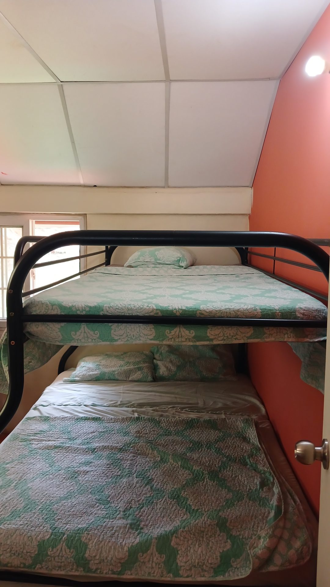 Dormitorio con camarotes en Cabaña El Tucán