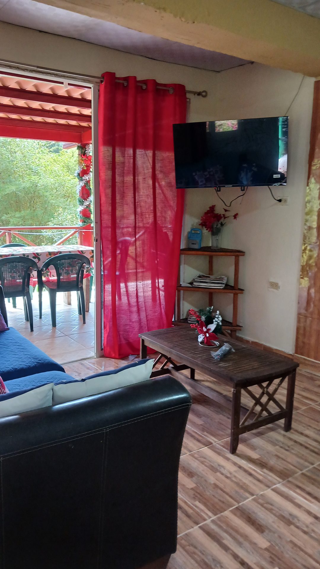 Sala con TV en Cabaña El Tucán